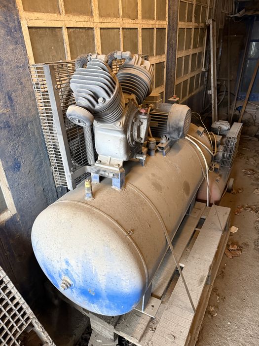 Продавам трифазен компресор