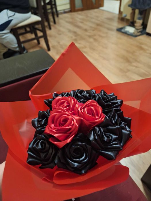 Букет вечни рози черно и червено