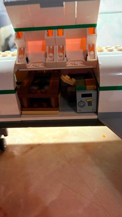 LEGO City 60022 – Avion cargo mare (doar avionul)+2 figurine si accesorii marfa