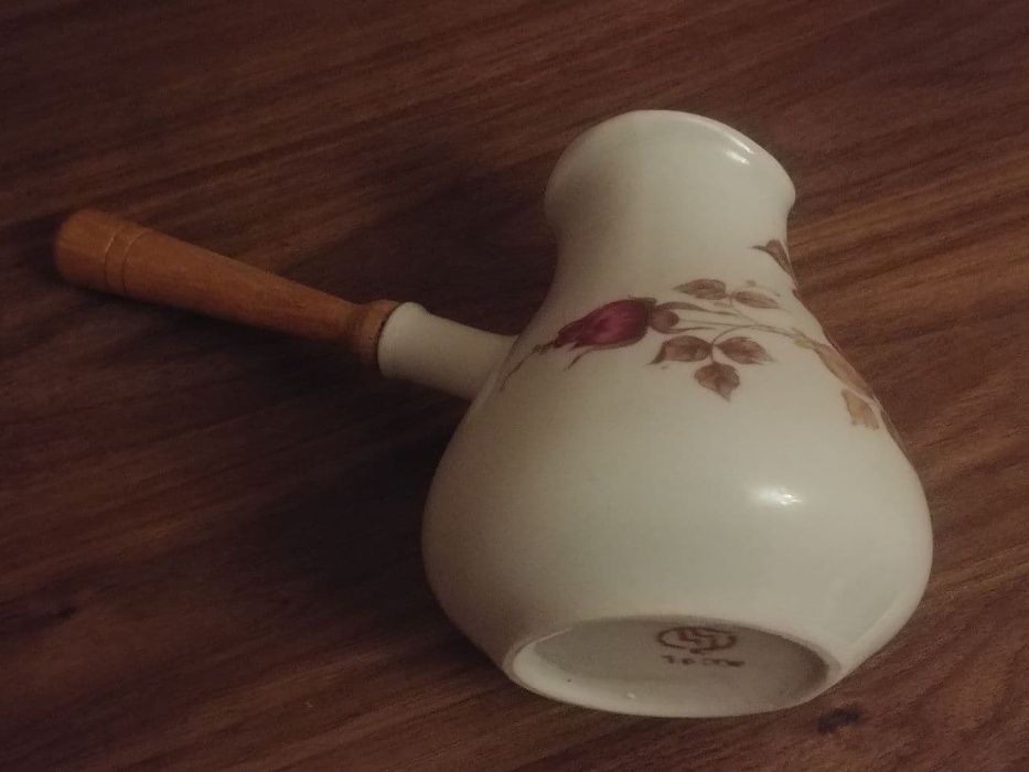 Турка фарфоровая с деревянной ручкой, новая. Объем 300 мл.