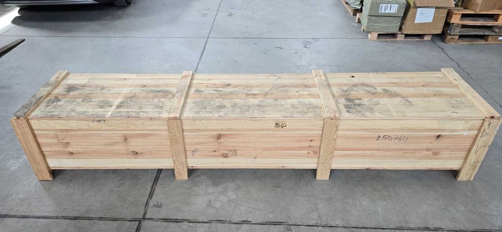 САНДЪК / ДЪРВЕНА КУТИЯ с капак от масивно дърво върху палет