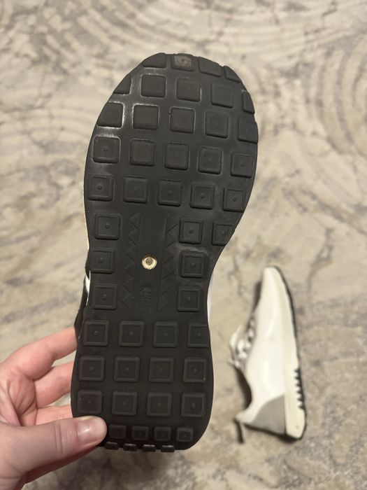 Продам кроссовки женские