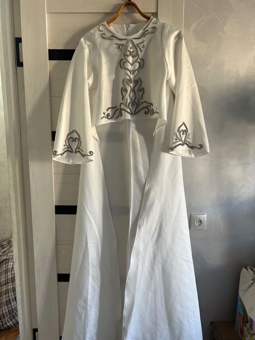 Продается платье и накидка со шлейфом