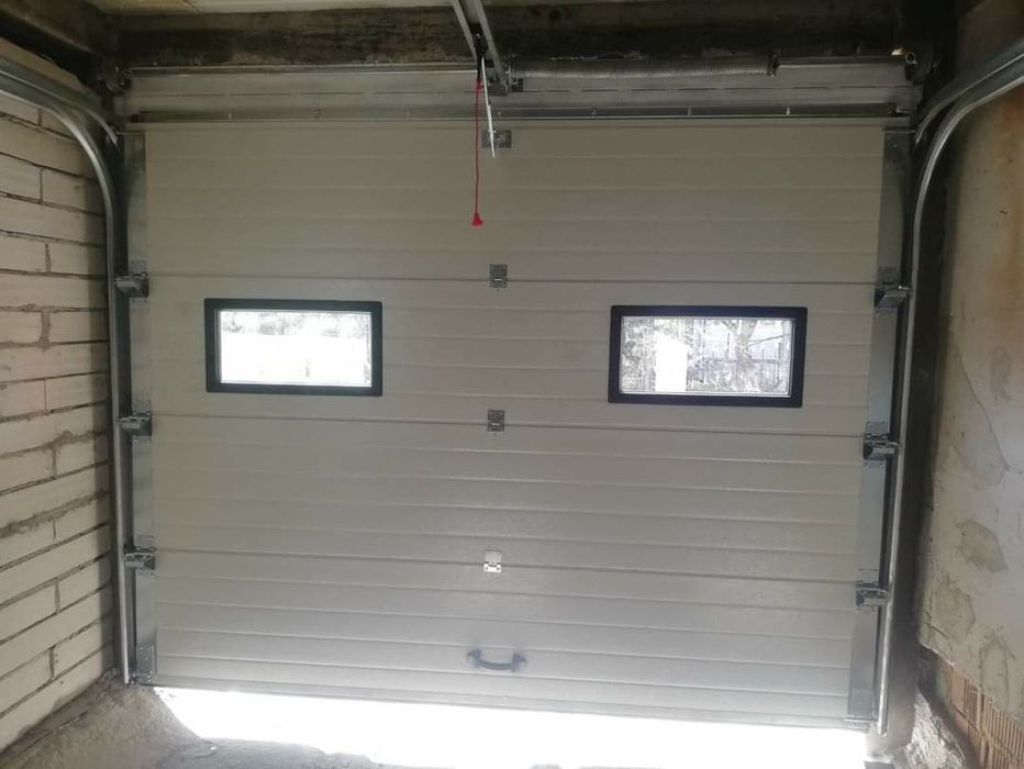 Usi de garaj cu 2 hublouri