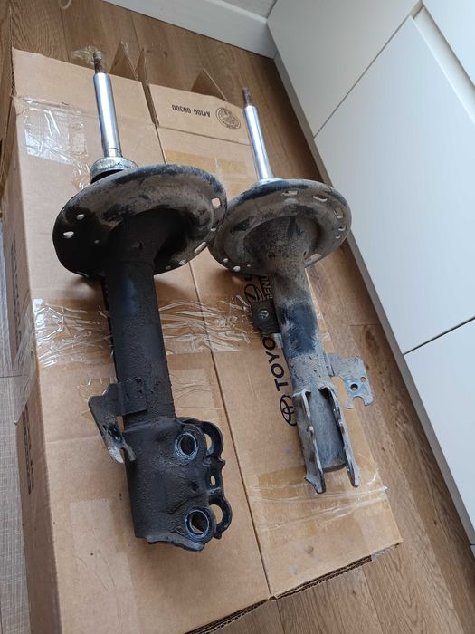 Б/у стойки амортизаторов передние на Toyota Sienna 3 рестайлинг