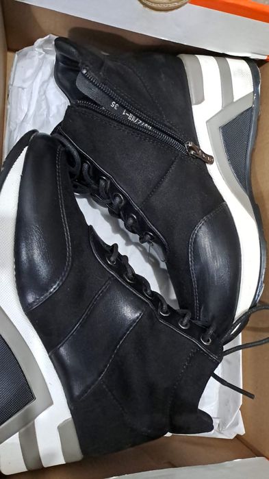 Продам женскую обувь сникерсы