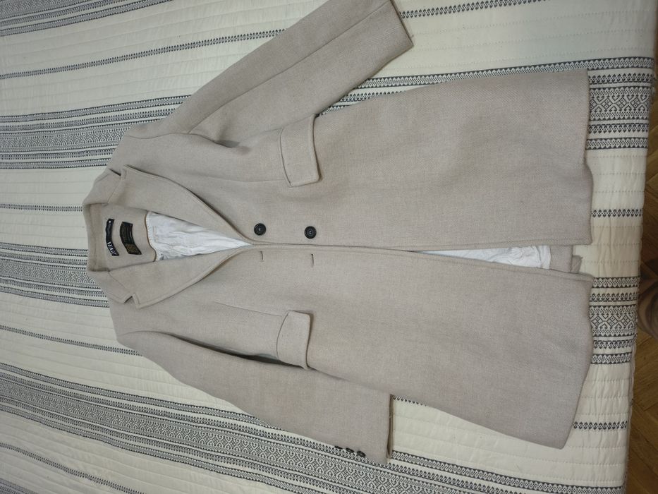 Продавам дамско вталено палто на Zara размер М в отлично състояние.