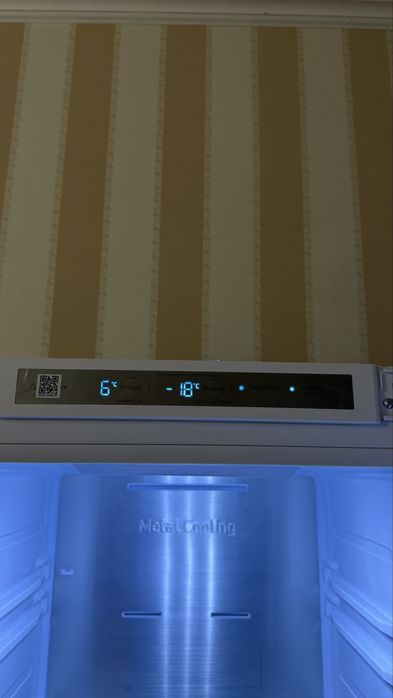 Встраиваемый холодильник Samsung