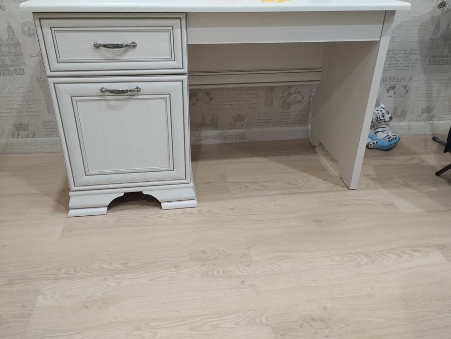 Продам шкаф и стол