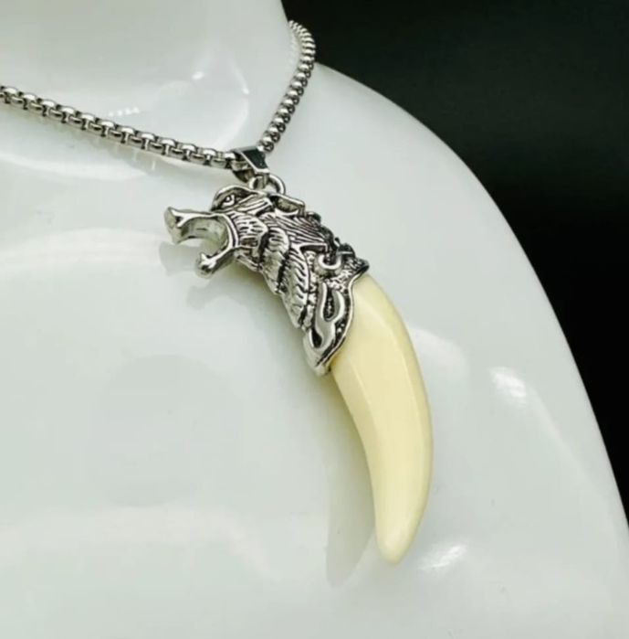 Продам кулон волчий клык