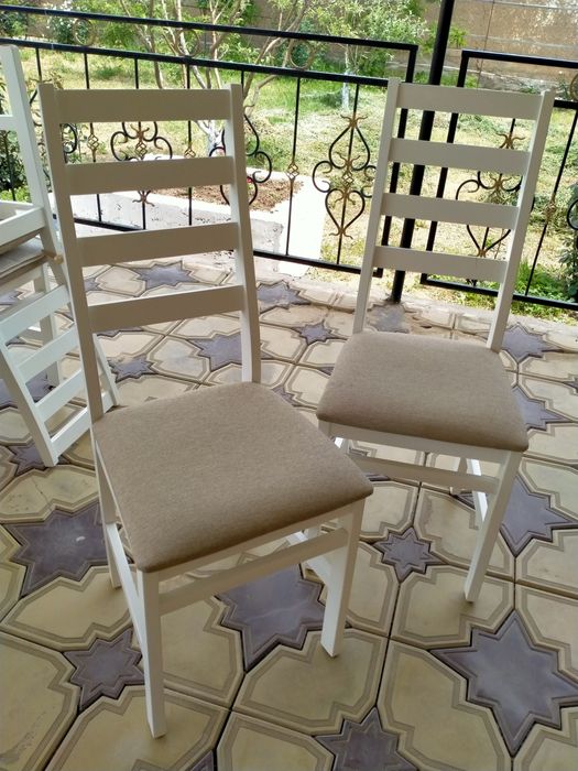 Стулья 6 штук, белые.