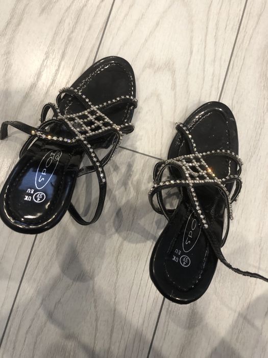 Продавам високи сандали