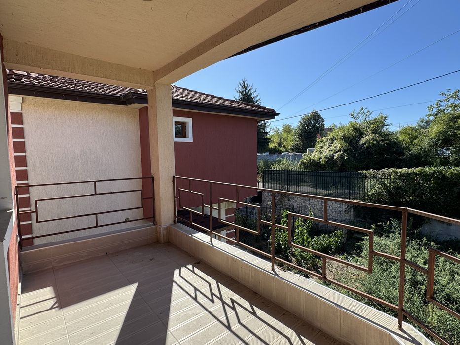 Нова Двуетажна Къща в Затворен комплекс с 300кв. двор в Гр. Търговище