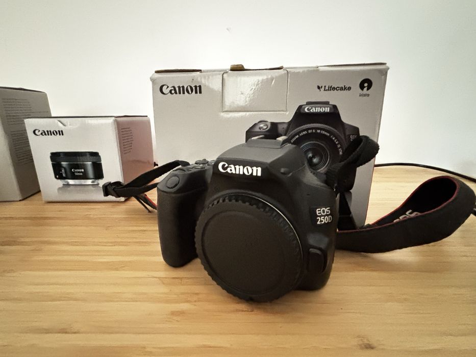 Vând kit Camera Foto DSLR Canon 250D + Obiective 50 mm 1.8 + 10-18 mm 4.5-5.6