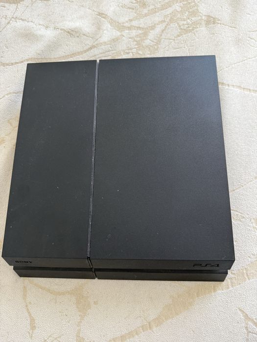 Playstation 4 с две игри и един джойстик