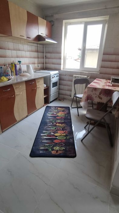 Închiriez apartament cu 2 camere, situat în zona Nord a orașului, lângă Liceul Pedagogic