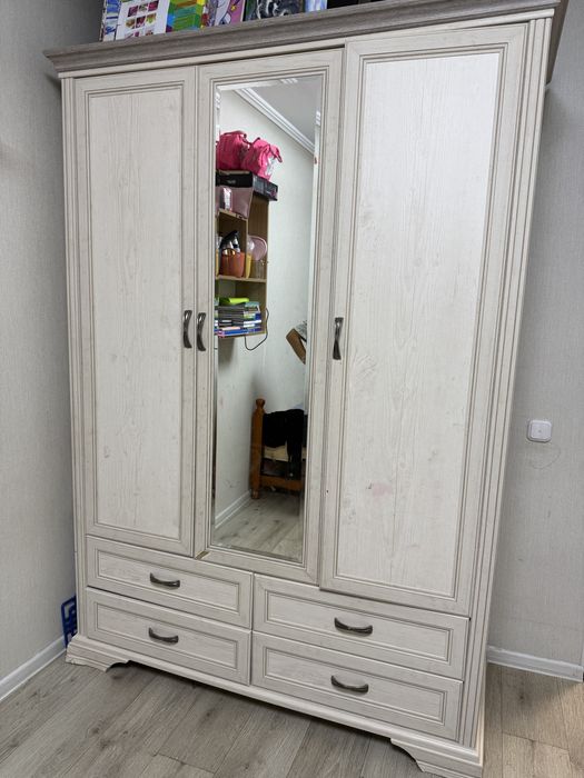 Шкаф деревянный белый