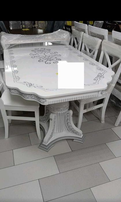 Masă si Scauni frumose..