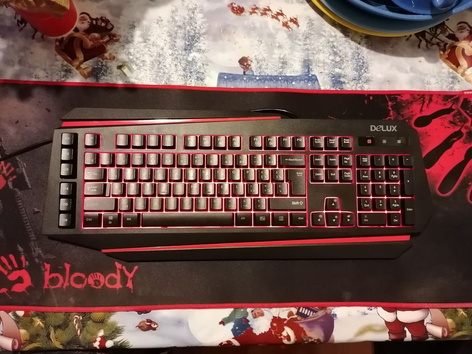 Чёрная мембранная клавиатура с красной подсветкой