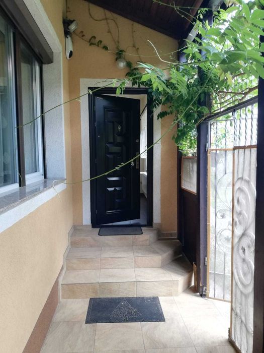 De VANZARE apartament , curte comuna cu 3 ap. ZONA DECEBAL
