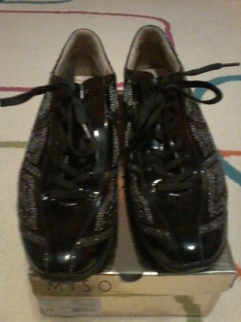 много красиви дамски модерни обувки за сезона 40 номер-25лв.