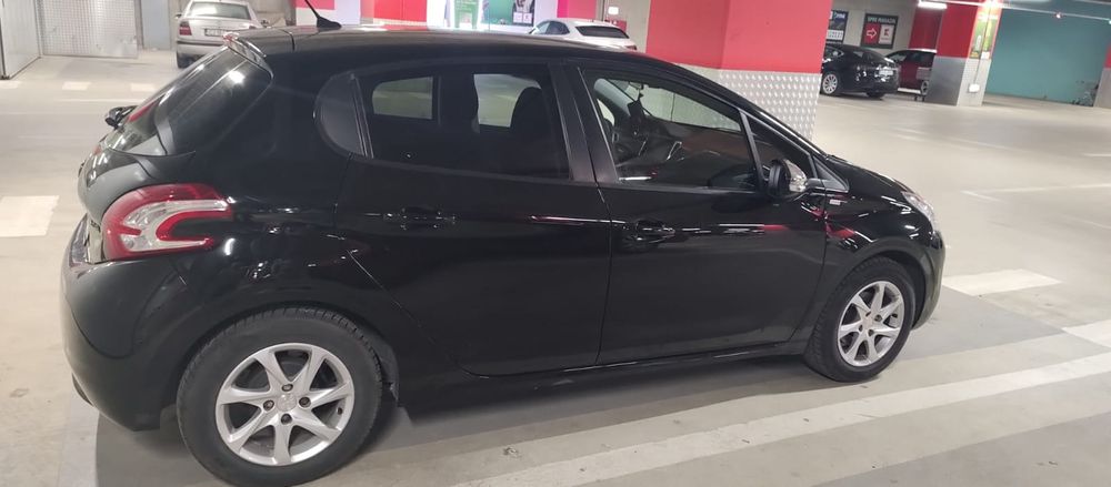 Vând Peugeot  1.2 benzi a
