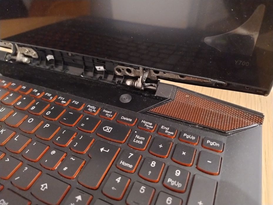 Laptop Lenovo Ideapad Y700 cu balama stricată