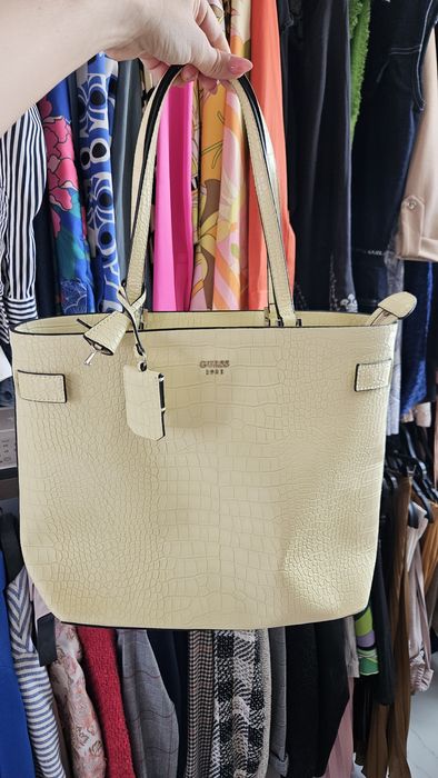 Нова дамска чанта на Guess