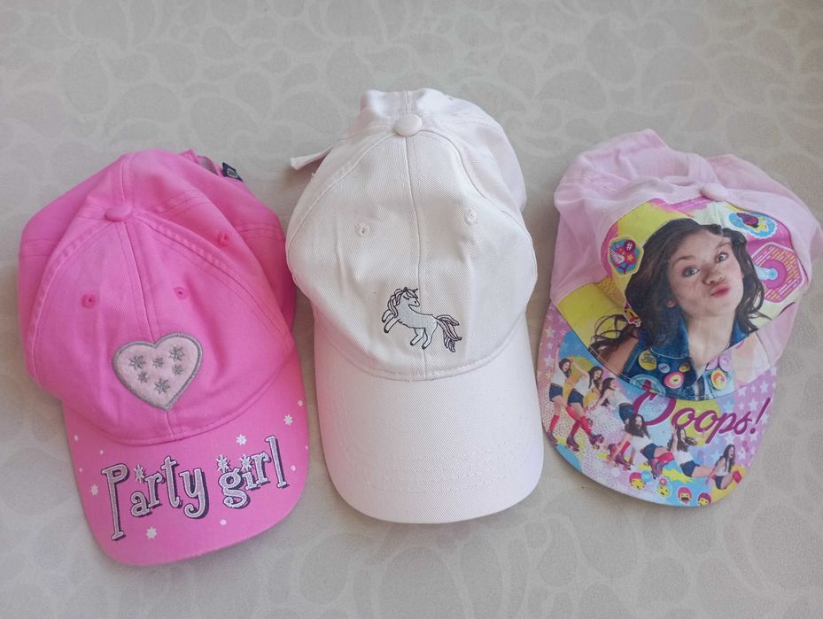 Страхотни шапки с козирка за момичета