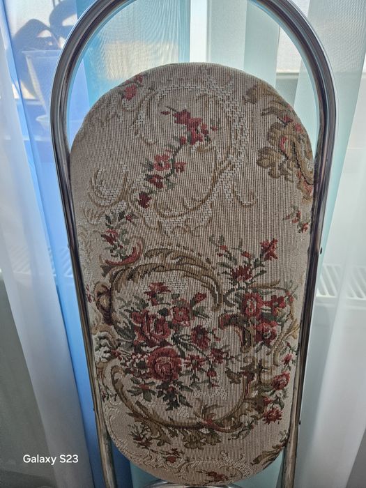 Vând 4 scaune plus masa extensibila lemn masiv