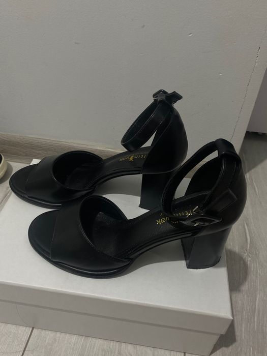 новые туфли с ремешком