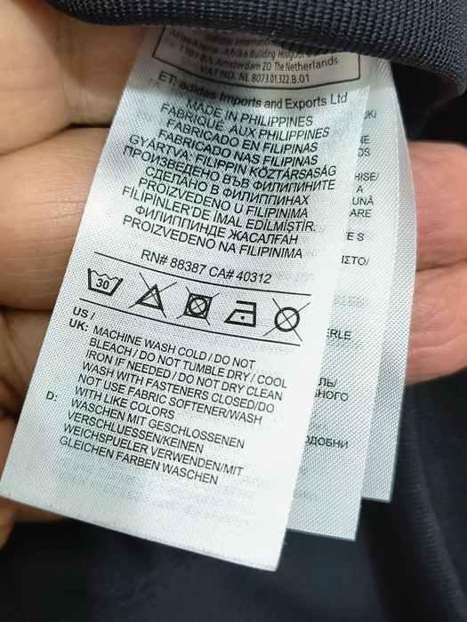 Geaca marca Adidas mărime L culoare roșie și neagra