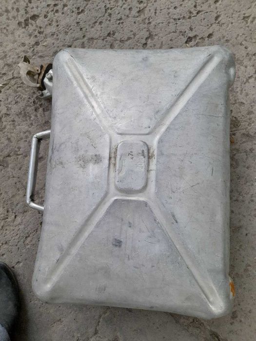 Продам  металлическую канистру 20 литровую