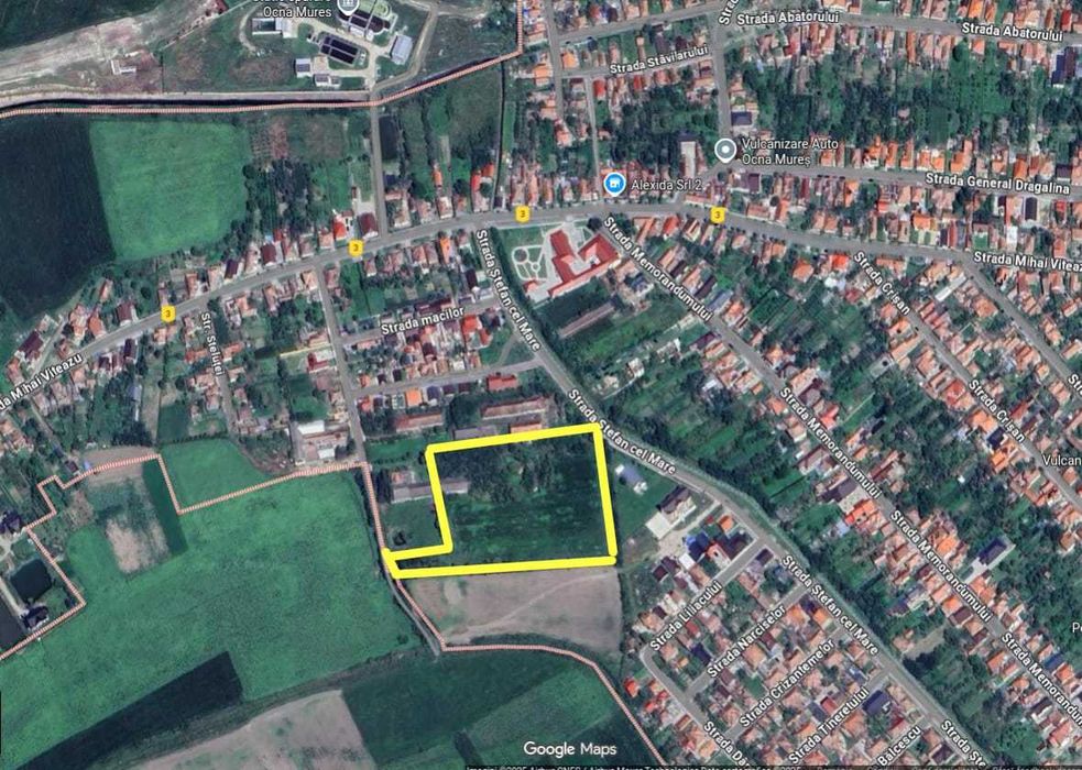Vând teren intravilan  si 2 imobile constructii