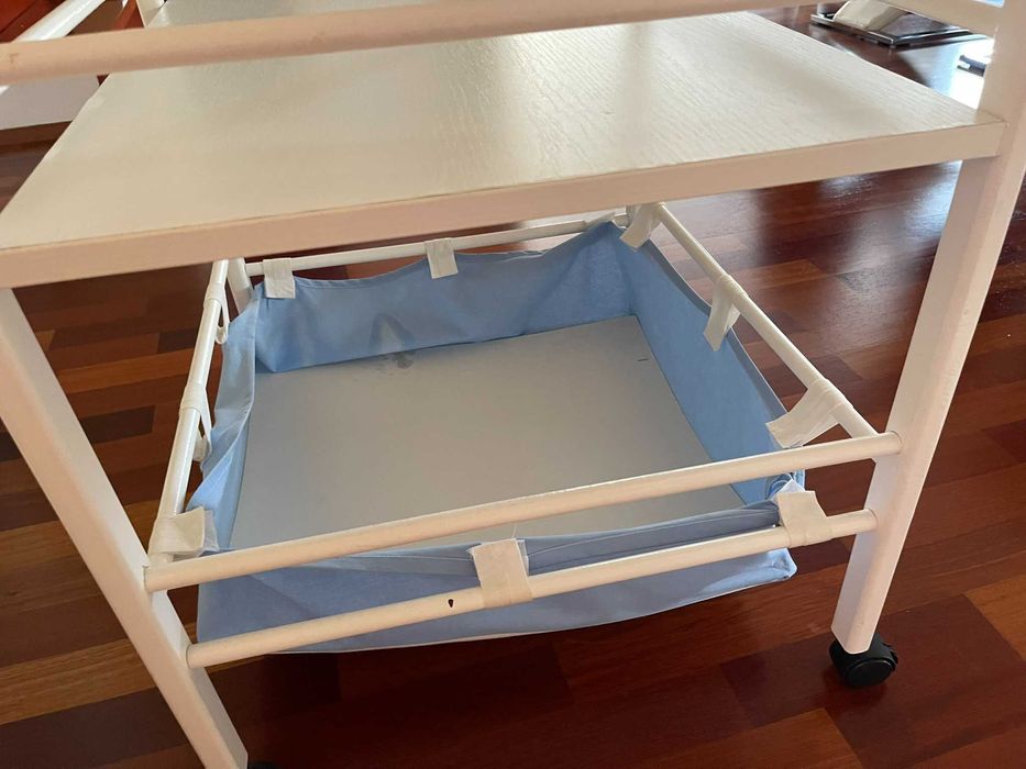 Masuta infasat bebe masa schimbat copii pe roti, cu cosulet