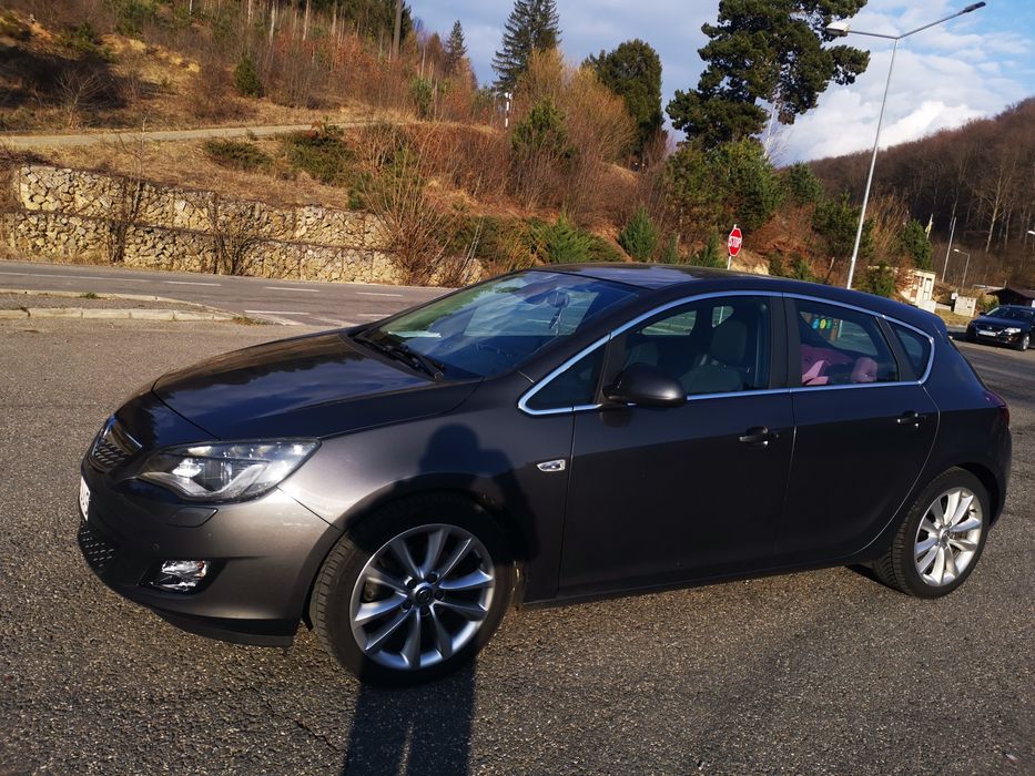 vând Opel astra j