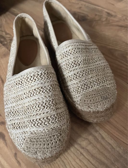 Espadrile de culoare nude.