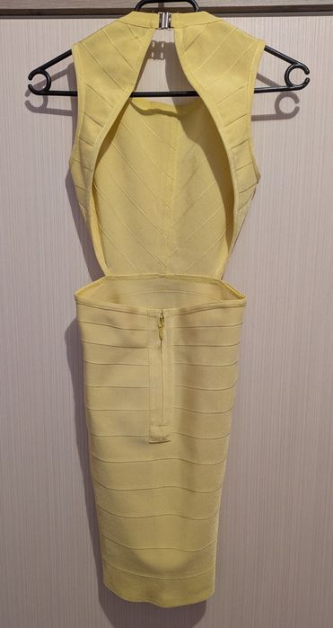 Жълта бандажна мини рокля, изрязана, гол гръб