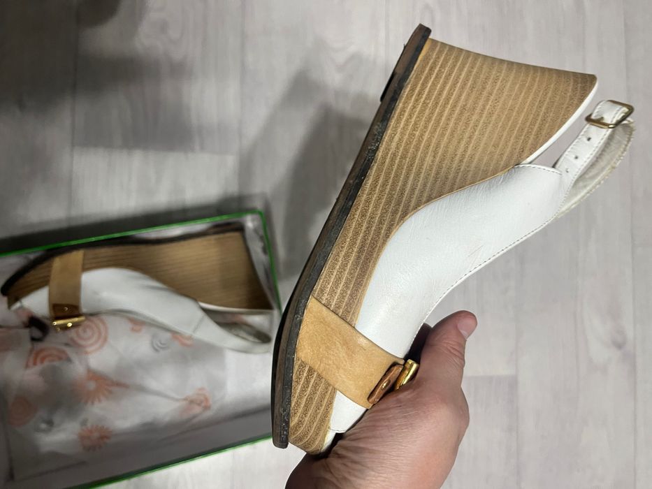 Продам пару обуви летней