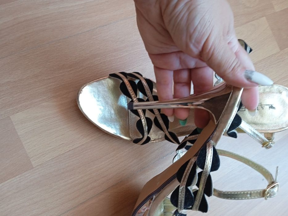 Дамски сандали на ток