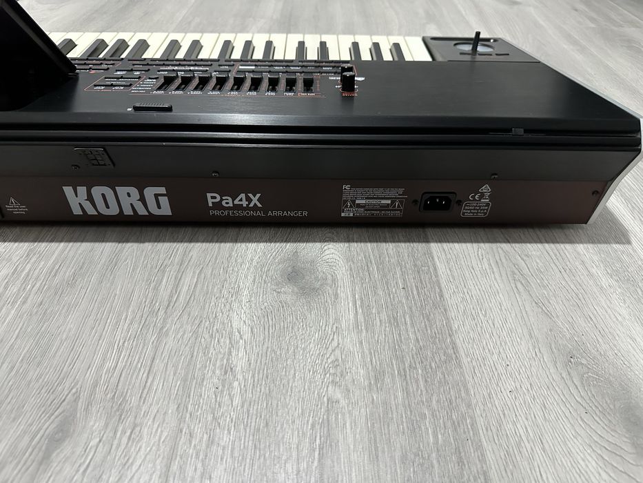 Vând Korg Pa4x 76 Impecabil
