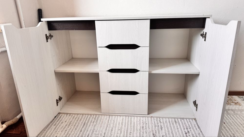 Большой комод.