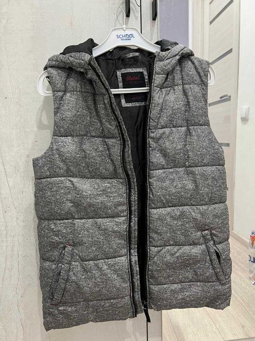 Продам теплый жилет на мальчика