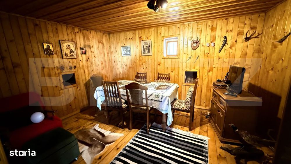 Casa decomandata (P+1E), 220 mp, zona Pietrosita