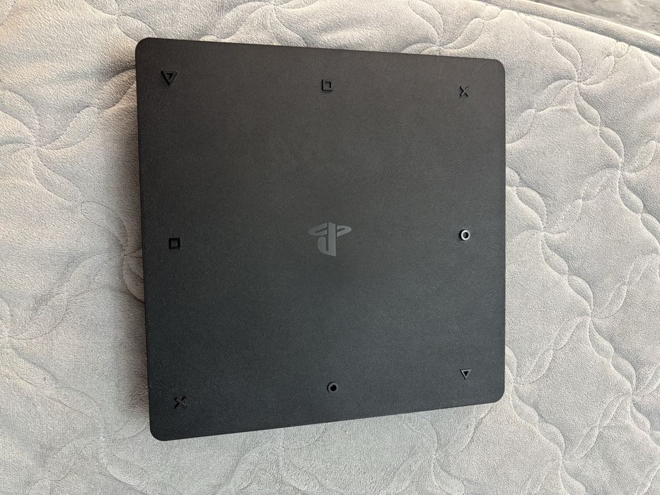 PS 4 slim+ 1 controller+4 jocuri | Pachet complet.