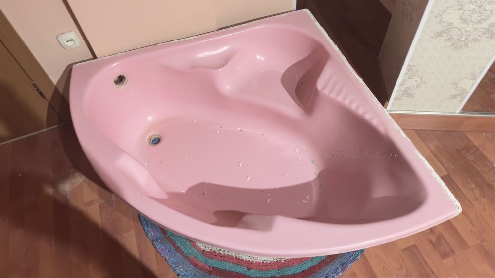 Угловая ванна керамическая