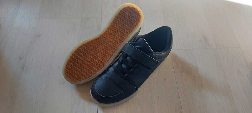 Adidasi cu Leduri negri unisex