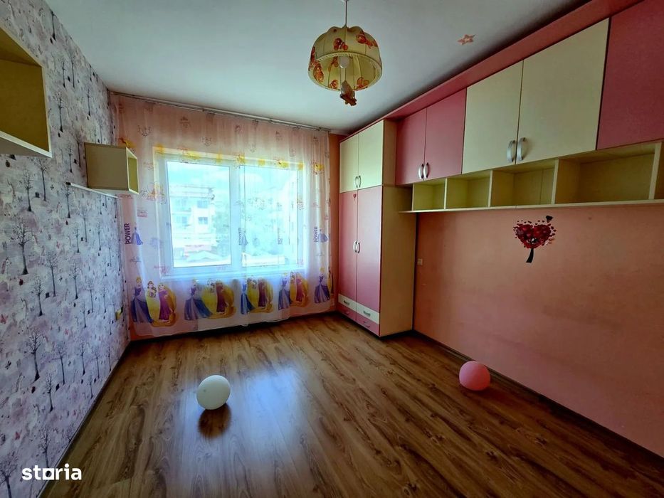 Apartament cu 3 camere,etaj 1, zona Sesul de sus