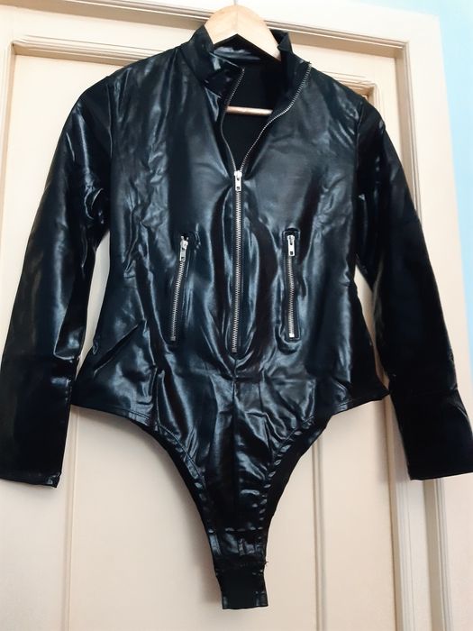 Vând costume noi(body)