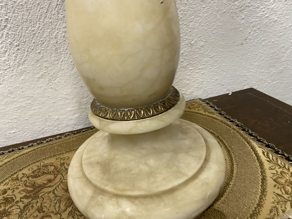 Италианска мраморна колона поставка за цветя